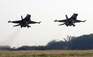 Deux avions de combat F-16 - Illustration