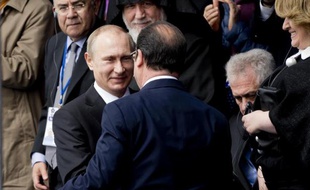 Le président russe Vladimir Poutine serre la main de François Hollande le 24 avril 2015 à Erevan