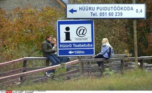 Un panneau indique la direction d'un café internet à Huuru, un village estonien proche de la capitale, Tallinn.