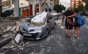 Une femme aide un homme à se rendre à l’hôpital St Georges de Beyrouth avec la violente explosion qui a balayé la ville libanaise le 4 août 2020.