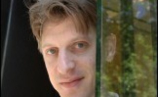 "Les Bienveillantes", premier roman de Jonathan Littell, fils du journaliste et écrivain Robert Littell, né en 1967 et édité chez Gallimard, est le premier ouvrage sélectionné pour le Prix Médicis du roman qui sera décerné le 30 octobre prochain