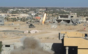 Une fusée lancée par les forces irakiennes près de Ramadi le 7 décembre 2015
