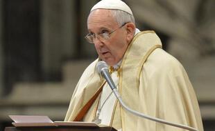 Le Pape Francois dirigeant le consistoire qui désigne les nouveaux cardinaux à la basilique Saint-Pierre le 14 février 2015