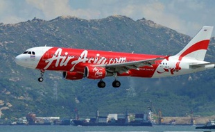 Un Airbus de la compagnie AirAsia va atterrir à l'aéroport de Honk Kong, le 16 août 2011