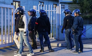 Des policiers de la BAC sont intervenus pour empêcher le suspect de jeter sa compagne par la fenêtre. (Photo d'illustration)