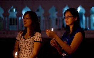 Deux femmes prient pour les disparus du Boeing de Malaysia Airlines, à Kuala Lumpur le 10 mars 2014