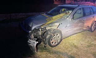 La voiture accidentée a percuté un pieu qui a traversé le pare-brise