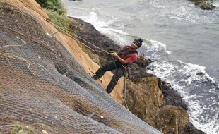 Le 14 octobre 2014, des techniciens posent des filets le long du littoral varois pour prévenir l'érosion côtière