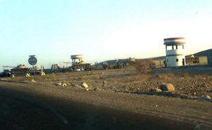 Des chars de l'armée yéménite près de la base Al-Anad, à 50 km au nord d'Aden, le 5 avril 2008