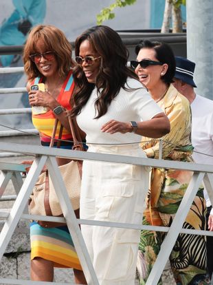 La présentatrice Oprah Winfrey, la femme d’affaires Kris Jenner et la journaliste Gayle King en plein remake de « Drôles de dames ».