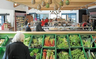 Dans les rayons d'Hop'la, seuls les produits frais et de saison sont proposés.