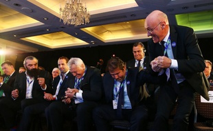 Bernard Laporte et le clan français heureux après l'annonce de la décision de se voir confier l'organisation de la Coupe du monde 2023 de rugby, le 15 novembre 2017 à Londres.