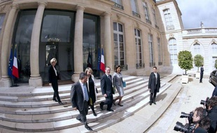 Le président français sortant, Nicolas Sarkozy, a dirigé son dernier conseil des ministres et souhaité "bonne chance" au socialiste François Hollande à qui il doit transmettre le pouvoir mardi prochain et qui dès mercredi devait recevoir le président de l'UE