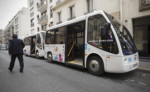 La Mairie de Paris met en service une nouvelle ligne de bus 100% électrique dans le 15ème arrondissement, «La Traverse Brancion-Commerce», le 16 octobre 2013.