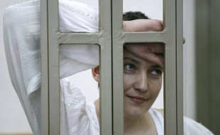 La pilote militaire ukrainienne Nadia Savtchenko dans la cage des accusés du tribunal de la ville russe de Donetsk, le 29 septembre 2015