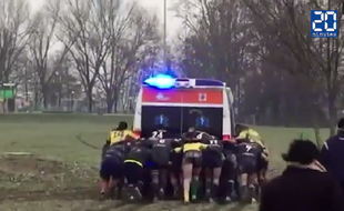 Une mêlée pousse une ambulance en 3e division italienne