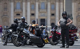 Des motards en Harley Davidson devant St Pierre de Rome, au Vatican, le 13 juin 2013.