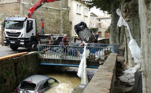 Les voitures emportées par la crue au centre de Villegailhenc, dans l'Aude, le 15 octobre 2018.