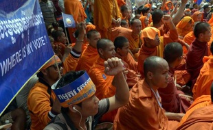 Des milliers de partisans de l'opposition cambodgienne ont de nouveau défilé dimanche dans la capitale, Phnom Penh, au lendemain de l'amorce d'une médiation entre le Premier ministre et l'opposant Sam Rainsy qui conteste le résultat des législatives.