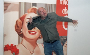 James Rosenquist en 2001 devant son tableau «Joan Crawford says...» (1964) au Centre Georges Pompidou à Paris.