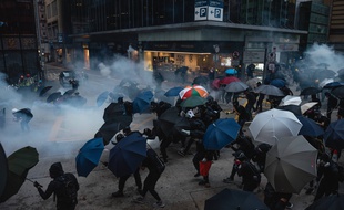 Des manifestants se protègent des gaz lacrymogènes à l'aide de parapluies, à Hong Kong, le 2 novembre 2019.