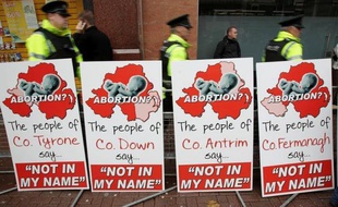 La première clinique privée pratiquant des interruptions de grossesses en Irlande du Nord a ouvert jeudi à Belfast dans la polémique, l'initiative suscitant de fortes résistances dans cette province britannique où l'avortement est très strictement encadré.