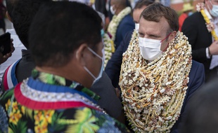 Emmanuel Macron à son arrivée sur l'atoll de Manihi, le 26 juillet 2021.