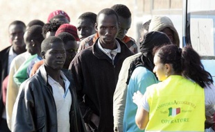 Plus de 300 immigrés clandestins ont été secourus dans la soirée et la nuit de mercredi à jeudi en Méditerranée, et acheminés à Lampedusa et Syracuse en Sicile, où ils ont fait état de deux morts pendant la traversée, ont rapporté les autorités italiennes.