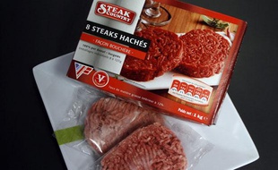 Des steaks hachés de la marque Steak Country fabriqué par la société SEB et distribuée par le discounter Lidl, à Lille, le 16 juin 2011.