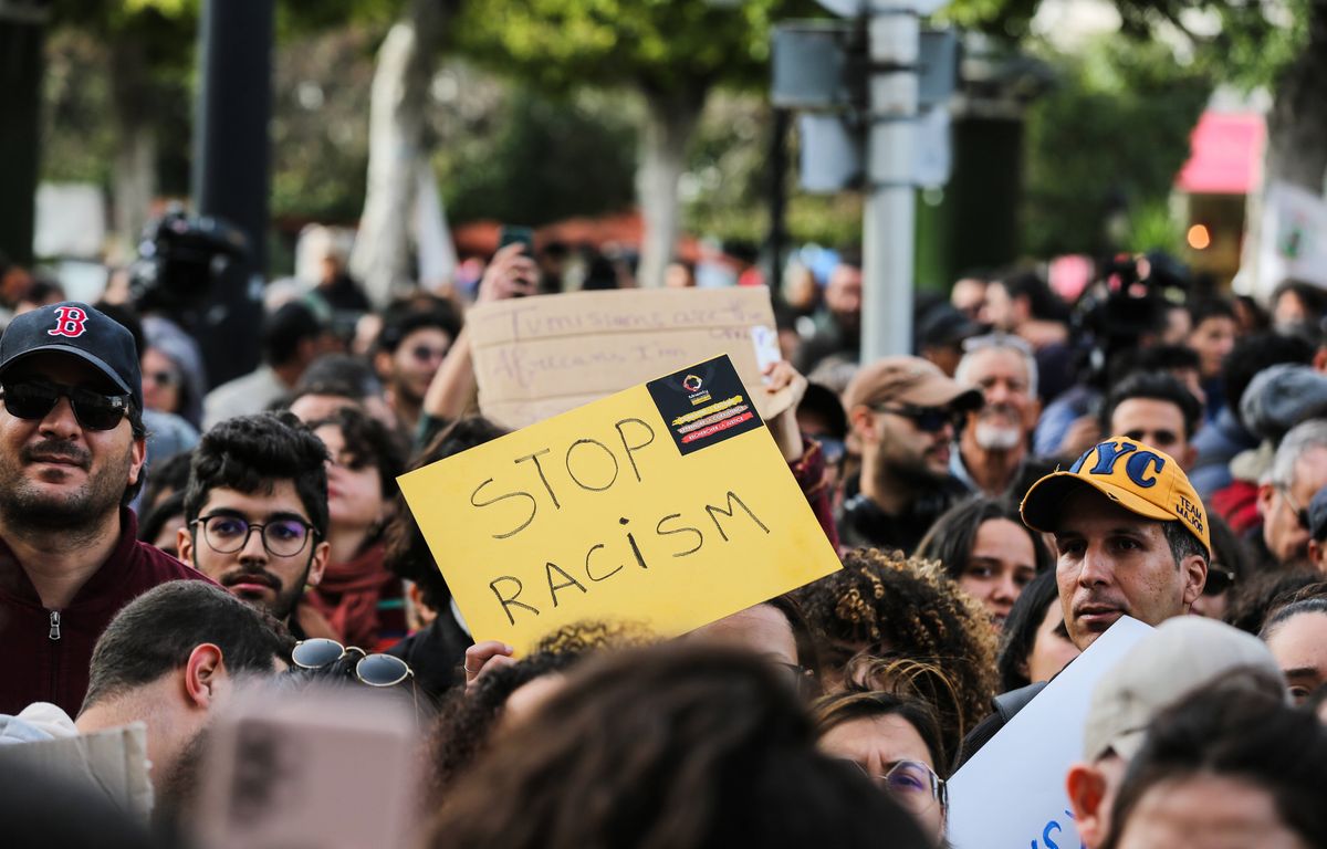 Tunisie : Des centaines de manifestants contre un discours officiel « raciste » du président Kais Saied