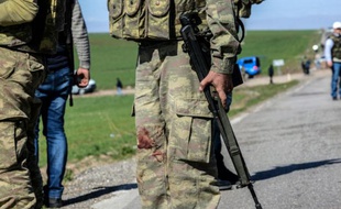 Du sang sur l'uniforme d'un soldat turc après l'attaque meurtrière d'un convoi militaire dans le sud-est de la Turquie, le 18 février 2016