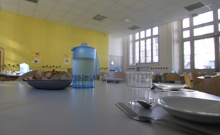 Illustration d'une cantine vide.