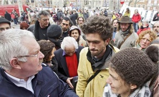 Tom et Léa (à droite) ont été soutenu hier par 150 manifestants.