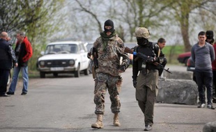Des miliciens pro-russes à un check-point à Slaviansk le 20 avril 2014