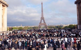 Environ 200 personnes se sont rassemblées mardi soir sur le parvis du Trocadéro à Paris pour réclamer l'arrêt des massacres en Syrie, a constaté un journaliste de l'AFP