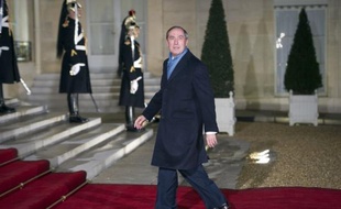 Le ministre de l'Intérieur Claude Guéant a expliqué lundi qu'une "concertation" était prévue avec les collectivités locales avant l'éventuelle mise en oeuvre d'une modulation de leurs dotations pour réduire la dépense publique, comme évoqué dimanche par Nicolas Sarkozy.