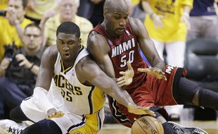 Le joueur d'Indiana Roy Hibbert, (à g.) lors d'un match des playoffs NBA contre Miami le 1er juin 2013.