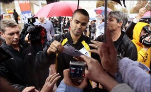 L'international français de basket-ball Tony Parker a reçu mardi la médaille de la ville de Lyon à l'occasion d'un déplacement dans la ville où il devait donner un mini-concert en début après-midi, mais qui a été annulé en raison du mauvais temps.