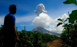Eruption du mont Sinabung en Indonésie en juin 2017 (image d'illustration).