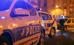 Illustration d'une voiture de police de nuit, avec son gyrophare ici à Rennes.