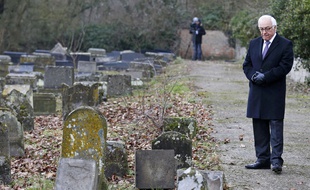 L'ambassadeur d'Israël en France Yossi Gal constate les dégradations commises dans le cimetière juif de Sarre-Union par cinq mineurs, le 17 février 2015.