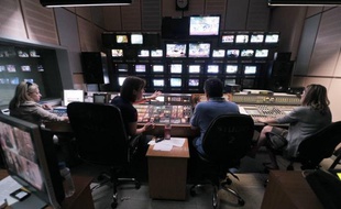 Le gouvernement grec est contraint de rouvrir temporairement la radiotélévision publique ERT jusqu'à ce qu'un nouvel organisme audiovisuel restructuré voit le jour, après le sursis obtenu lundi par les salariés auprès de la justice.