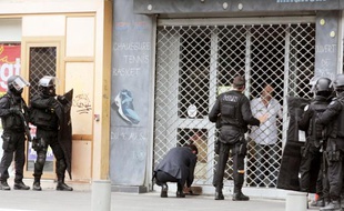 Le commerçant a fini par sortir après plus d'une demi-heure de négociations.