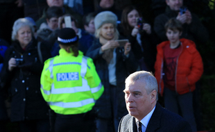 Au Royaume-Uni, la police va réexaminer les accusations visant le prince Andrew après le dépôt d'une plainte aux États-Unis par une femme qui l'accuse d'abus sexuel.