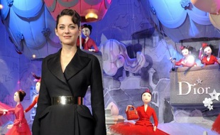 Des lémuriens avec des sacs Vuitton, des Parisiennes en haute couture: les vitrines de Noël des grands magasins parisiens relèguent peu à peu au second plan les imageries traditionnelles destinées aux enfants au profit d'animations orientées luxe.