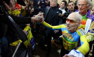 Galvanisé par les encouragements du public, Robert Marchand, petit bonhomme à l'allure frêle de 102 ans, a battu vendredi son record de l'heure sur la piste de l'immense vélodrome national à Saint-Quentin-en-Yvelines.