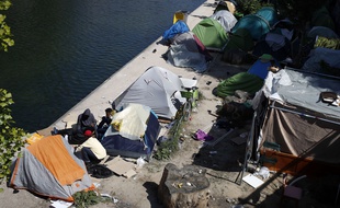 Des tentes de migrants le long du canal Saint-martin, à Paris, le 18 Mai 2018.