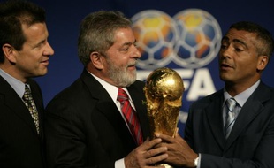 Romario (à droite) présente la Coupe du Monde au président brésilien Lula (au centre) à l'occasion de l'élection du Brésil comme pays organisateur du Mondial 2014, le 30 octobre 2007.