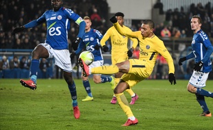 Kylian Mbappé bloqué par Kader Manganne. Ce 2 décembre 2017, le PSG avait passé une sale soirée à la Meinau.