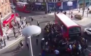 Une centaine de personnes sauve un homme à Londres.